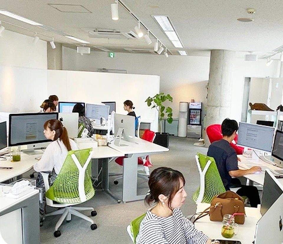 株式会社SUTEKi 宇都宮本社のオフィス内観（明るく開放的な執務スペース）